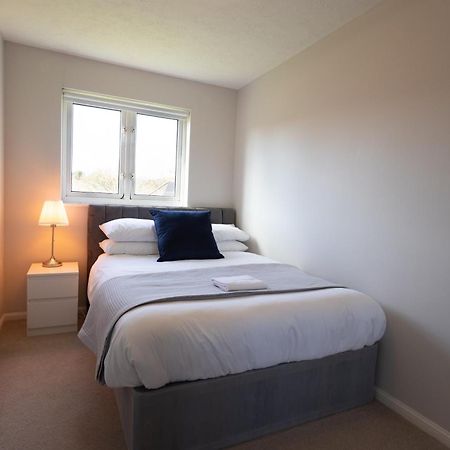 Modern 2 Bed Apartment Near Gatwick Crawley  Esterno foto